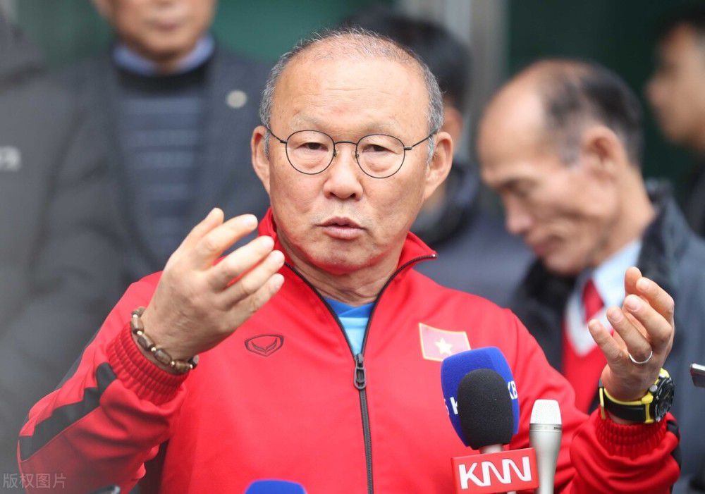 TA：切尔西冬窗无法召回卢卡库，球员租借合同中无相应条款据The Athletic消息，切尔西在将卢卡库外租至罗马的合同中，没有设置召回球员的条款。